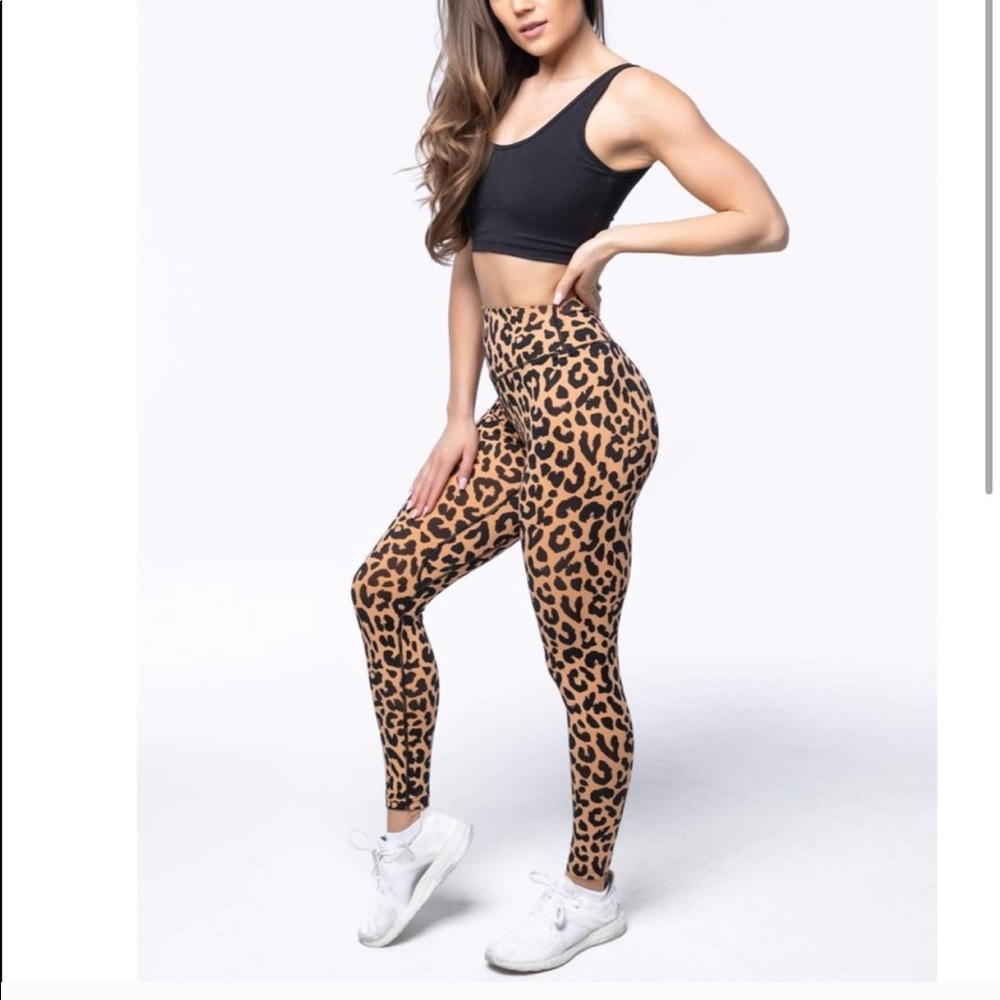 ISO king cheetah leggings size M!